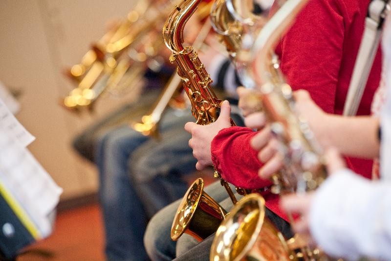 Saxofon- und Trompetenschüler bei einem Konzert.